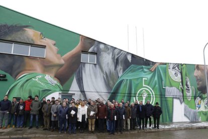 Jugadores, junta gestora, expresidentes, patrocinadores y colaboradores posan delante del mural en La Eragudina. MARCIANO PÉREZ