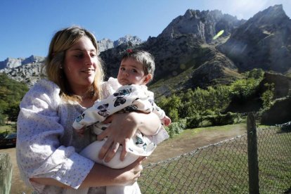 Sheila con su madre, en Caín.