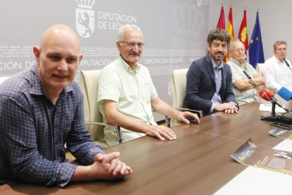 Presentación de la III edición del festival de teatro ‘Bajo Tierra, artes de lo mínimo’, ayer. RAMIRO