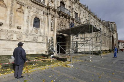 Imagen de los andamios ante la puerta de la fachada del Parador de San Marcos.