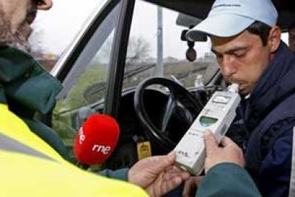 Un conductor realiza una prueba de alcoholemia.