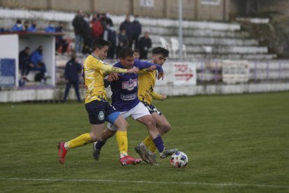 Partido de fútbol entre La Bañeza FC y Colegios Diocesanos. F. Otero Perandones.