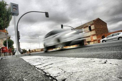 El nuevo radar fijo instalado frente a la antigua Azucarera, en la avenida de Antibióticos