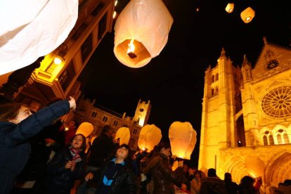 Los niños soltaron decenas de farolillos en la plaza de la Catedral para sumarse a la iniciativa