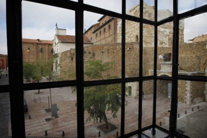 Imagen del Castillo, sede del Archivo Histórico Provincial, desde la Casona de Víctor de los Ríos.