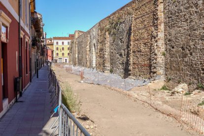 Los restos de los cubos de la Muralla de León en la calle Carreras. MIGUEL F. B.