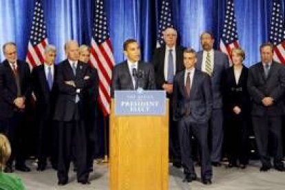 Obama, acompañado de Joe Biden y Emanuel,  durante su primera rueda de prensa tras las elecciones