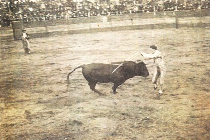 Imágenes de un festejo del año 1925 y los carteles de 1875 (el más antiguo que se conserva) y de 1925.