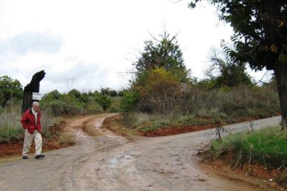 El pedáneo José Andrés Rodríguez, en una de las doce rutas abiertas, la del Carrerón.