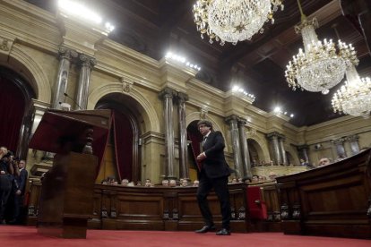 El presidente catalán, Carles Puigdemont, en el Parlamento. ALBERTO ESTÉVEZ