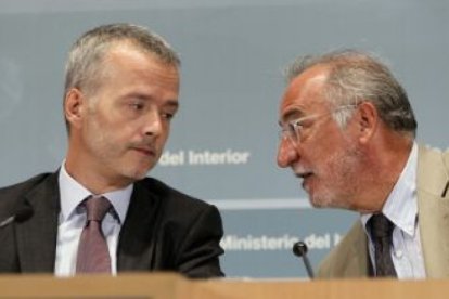 El ministro del Interior, Antonio Camacho (izquierda), junto al director general de Tráfico, Pere Navarro, durante la rueda de prensa que han concedido este jueves.