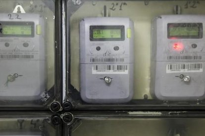 Contadores de electricidad en una comunidad.