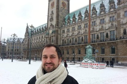 Andrés San José, delante del Ayuntamiento de Hamburgoen un día de nevada.