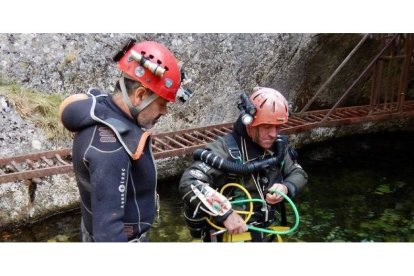 Jason Mallison y Chris Jewell preparan una de sus inmesiones en la montaña leonesa. PEDRO GONZÁLEZ GUHEKO