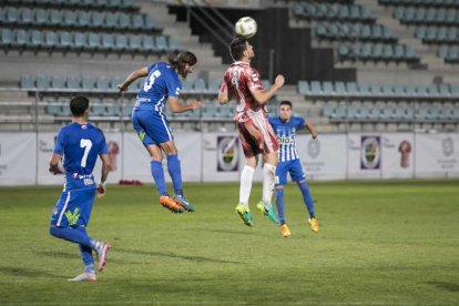 Gonzalo disputa por alto un balón con un jugador rival, en el partido de hoy ante el Palencia.