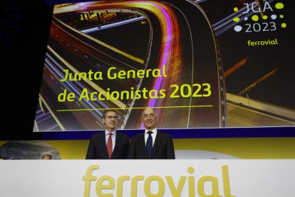 Rafael del Pino e Ignacio Madridejos, ayer, durante la junta de accionistas. JAVIER LIZÓN