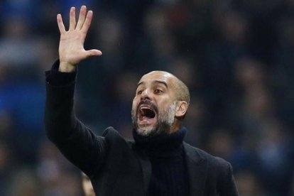 Pep Guardiola gesticula durante un partido en el Etihad.