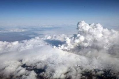 Fotografías facilitadas por la Guardia Costera de Islandia que muestran la erupción del volcán y la