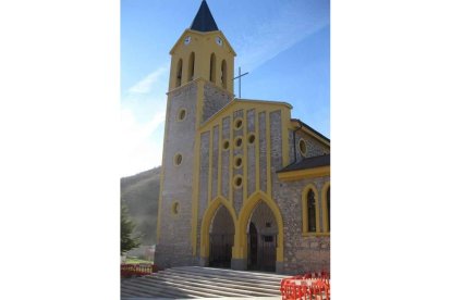 La fachada de la iglesia, con la escalera del pueblo arreglada.