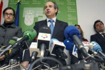 El alcalde de Boadilla negó al mediodía su dimisión escoltado con sus ediles.