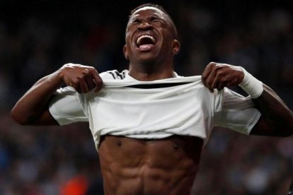 Vinicius Junior, jugador del Real Madrid, abatido al ser sustituido debido a una lesión en el partido donde quedaron eliminados de la Champions por el Ajax.