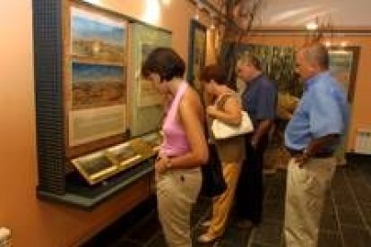 Turistas visitando el interior del Aula Arqueológica de Las Médulas, en una imagen de archivo