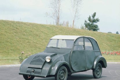 Capó en ‘tole ondulée’, un solo faro, manivela de arranque, capota de lona, plástico en lugar de cristal para las ventanillas… 2CV, todo un símbolo para el ‘chevron’. CT