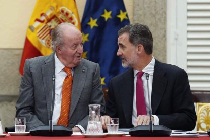 El rey, Felipe VI, departe con su padre, el rey emérito Juan Carlos. PACO CAMPOS