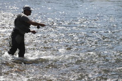 Los ríos leoneses se han convertido en un atractivo tanto para los pescadores de la provincia como los de otras latitudes. JESÚS