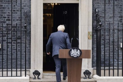 Boris Johnson en el 10 de Downing Street tras anunciar el jueves que dimitía. TOLGA AKMEN