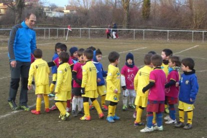 La escuela de fútbol de Villaquilambre es una de las que fomenta la enseñanza de los más pequeños en el deporte. El aprendizaje de las reglas y la deportividad, de la mano.