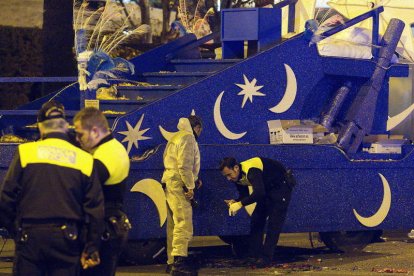 Varios policías toman muestras en el lugar donde fue atropellado el niño en Málaga.