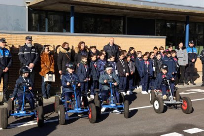 Los escolares, junto a representantes de la Policía Local, el Ayuntamiento y la Jefatura de Tráfico. DL