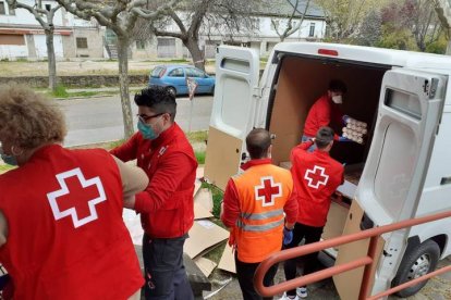 Descarga de alimentos de Cruz Roja en León. CR