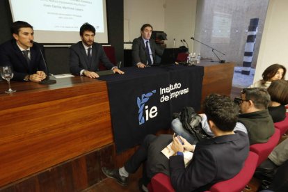 Martínez Lázaro, en la charla del IE ayer en León. RAMIRO