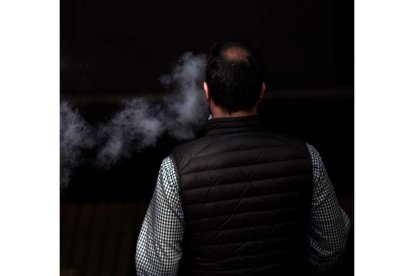 Un hombre fuma en una terraza de Barcelona. ALEJANDRO GRACÍA