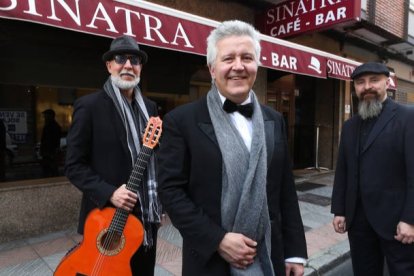 El brasileño Vaudí Cavalcant y el asturiano Antonio Cuesta, junto a  René Ispierto, son los alma mater del concierto de hoy en el San Francisco. RAMIRO