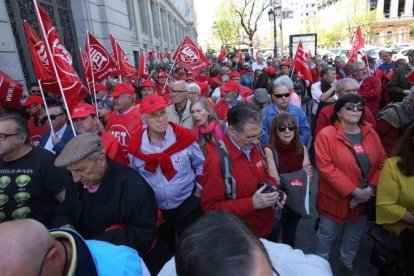 Concentración de pensionistas ante el Banco de España.