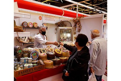 Clientes comprando queso en uno de los expositores. MARCIANO PÉREZ