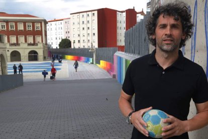 Juanín ayer, en el patio del Colegio de los Maristas, cantera del mejor balonmano.