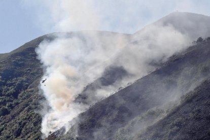 El incendio intencionado que hace días se produjo en el valle de Fornela.