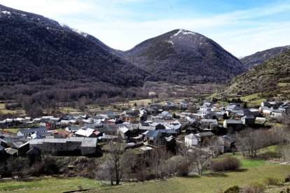 El paso del valle
de Omaña al
valle Gordo es
un espectáculo
con pueblos de
cuento como
Barrio La Puente,
Murias y Fasgar. RAMIRO