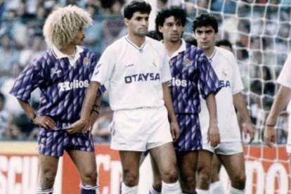 Imagen de los tocamientos de Míchel a Valderrama en 1991.