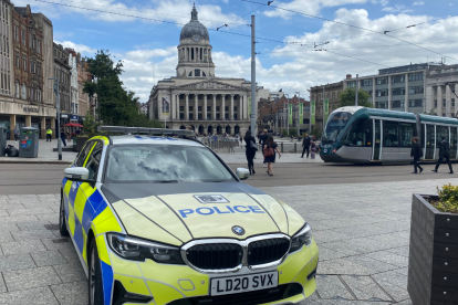 Coche de policía en el centro de la ciudad. POLICÍA DE NOTTINGHAM