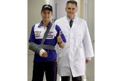 Pedrosa, a la salida del hospital donde fue intervenido de su brazo