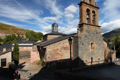 Vista de la iglesia parroquial de La Baña. Su retablo mayor, ahora deteriorado, será restaurado. DL