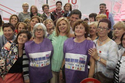 Valenciano posa con el presidente del Principado de Asturias y varias mujeres.