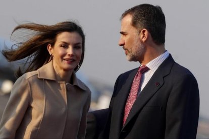 Felipe VI y la reina Letizia, a su llegada al aeropuerto de Haneda, en Tokio.