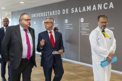 El consejero de Sanidad, Alejandro Vázquez Ramos, suscribe un convenio entre la Gerencia Regional de Salud, IBSAL y Novartis para el desarrollo de una herramienta pionera para prevenir enfermedades cardio y cerebrovasculares. SUSANA MARTÍN