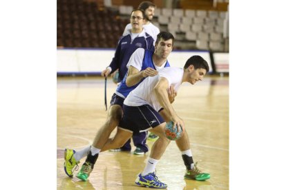 El Ademar busca mantener su racha ante el Granollers.